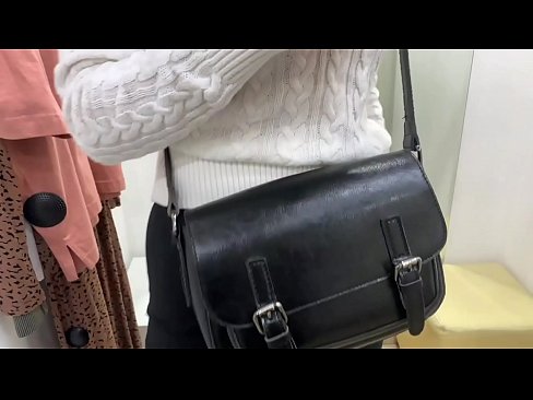 ❤️ Јавна мастурбација младе кучке ФералБерри са дилдом у соби за мерење ❤ Порно код нас ❌